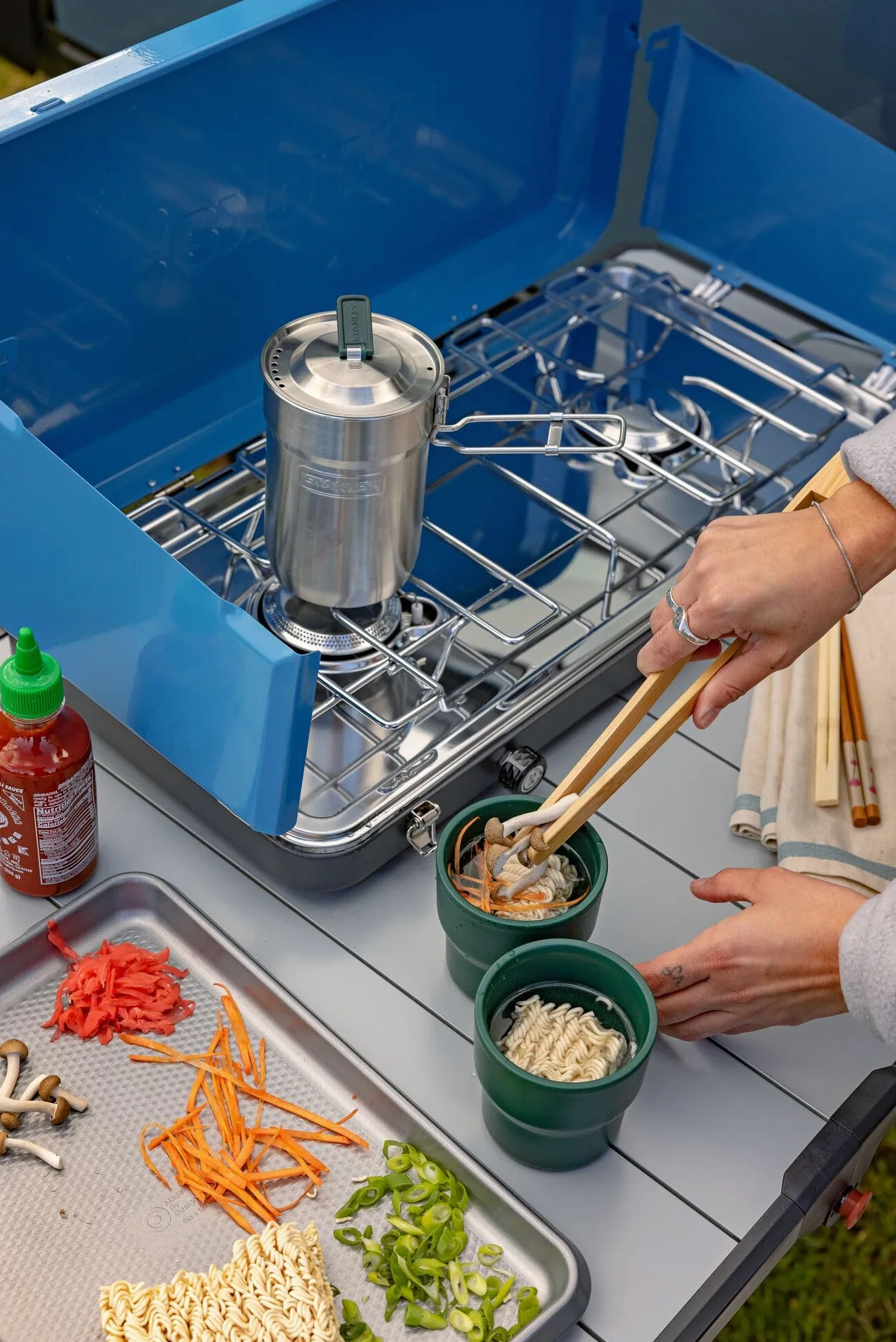 Stanley Wildfare Go Set da Cucina in Acciaio Inox 4 Pezzi | Pentola da 32 oz e Coperchio con Maniglia Pieghevole e Bloccabile | 2 Tazze Impilabili | Elementi Essenziali da Campeggio per la Tua Cucina